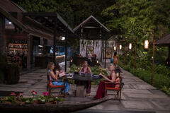 Michelle Monaghan, Leslie Bibb, Carrie Coon in The White Lotus 3x07