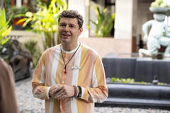 Christian Friedel in The White Lotus 3x08