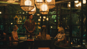 Leslie Bibb, Arnas Fedaravičius, Michelle Monaghan, Carrie Coo in The White Lotus 3x08