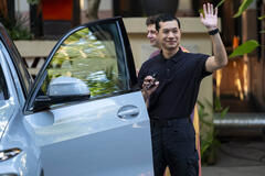 Tayme Thapthimthong in The White Lotus 3x08