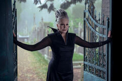 Joanna Lumley come Grandmama in Mercoledì 2x04