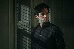 Penn Badgley come Joe Goldberg in You 5x01