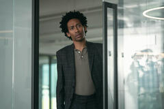 Griffin Matthews come Teddy Lockwood in You 5x01