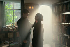 (S-D) Penn Badgley come Joe Goldberg, Madeline Brewer come Bronte in You 5x03