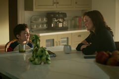 (S-D) Frankie Demaio come Henry Goldberg, Charlotte Ritchie come Kate Lockwood in You 5x03