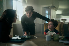 (S-D) Charlotte Ritchie come Kate Lockwood, Penn Badgley come Joe Goldberg, Frankie Demaio come Henry Goldberg in You 5x03