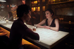 (S-D) Griffin Matthews come Teddy Lockwood, Charlotte Ritchie come Kate Lockwood in You 5x04