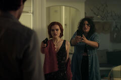 (S-D) Madeline Brewer come Bronte, Natasha Behnam come Dominique in You 5x05