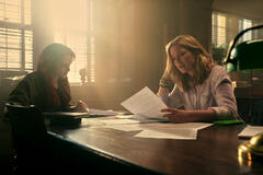 (S-D) Madeline Brewer come Bronte, Elizabeth Lail come Guinevere Beck in You 5x06