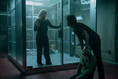 (S-D) Anna Camp come Maddie Lockwood, Penn Badgley come Joe Goldberg in You 5x06