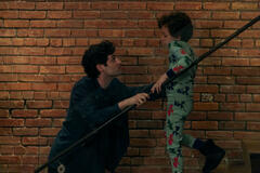 (S-D) Penn Badgley come Joe Goldberg, Frankie Demaio come Henry Goldberg in You 5x07