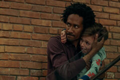 (S-D) Griffin Matthews come Teddy Lockwood, Frankie Demaio come Henry Goldberg in You 5x07