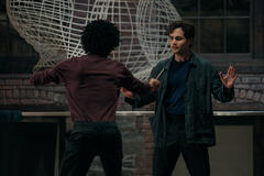 (S-D) Griffin Matthews come Teddy Lockwood, Penn Badgley come Joe Goldberg in You 5x07