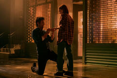 (S-D) Penn Badgley come Joe Goldberg, Madeline Brewer come Bronte in You 5x09