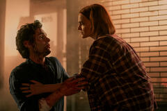 (S-D) Penn Badgley come Joe Goldberg, Madeline Brewer come Bronte in You 5x09