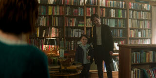 (S-D) Frankie Demaio come Henry Goldberg, Penn Badgley come Joe Goldberg in You 5x02