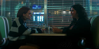 (S-D) Madeline Brewer come Bronte, Natasha Behnam come Dominique in You 5x06