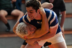 Manuel Marín come Lope 'Lobo' Cantós, Agustin Della Corte come Roque Pérez in Olympo 1x02