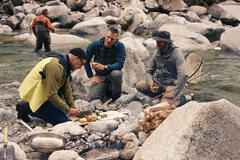 Stanley approfondisce la complessa identità della regione più settentrionale d'Italia, dove molti parlano tedesco oltre che italiano. Pesca a mosca in un fiume glaciale con la gente del posto. Tucci in Italy - Trentino Alto-Adige