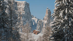 Un rifugio di montagna, vicino alle piste da sci innevate dell'Alpe di Siusi. Tucci in Italy - Trentino Alto-Adige