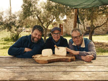 Stanley si avventura oltre Roma, nelle campagne meno battute del Lazio, per comprendere il rapporto tra l'antica metropoli e il cuore rurale. Tucci in Italy - Lazio