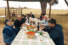Stanley si avventura oltre Roma, nelle campagne meno battute del Lazio, per comprendere il rapporto tra l'antica metropoli e il cuore rurale. Tucci in Italy - Lazio