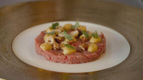 Tartare di manzo della chef Iside De Cesare con maionese alle nocciole e olio extravergine di oliva. Tucci in Italy - Lazio