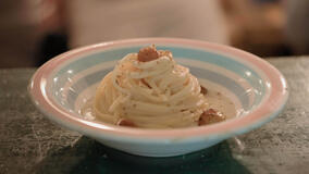 Un piatto di spaghetti, sapientemente impiattato, dallo chef Marteen Dekort del ristorante Dalla Lola di Firenze. Tucci in Italy - Toscana