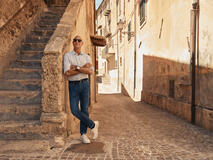 Stanley scopre meraviglie inaspettate in una delle regioni più selvagge, l'Abruzzo, una regione che non aveva mai visitato prima. Ci rivela come il territorio accidentato influenzi la sua cucina e la sua cultura. Tucci in Italy - Abruzzo
