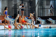 Nuno Gallego come Cristian Delallave, Clara Galle come Amaia Olaberria, Agustin Della Corte come Roque Pérez in Olympo 1x02