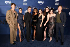 (S-D) Khobe Clarke, Sara Silva, Zac Burgess, Savannah Lee Smith, Sarah Catherine Hook, Brooke Lena Johnson, Isabella Tagliati, e John Harlan Kim alla première di Cruel Intentions sul red carpet di Los Angeles presso l'Ebell Club di Los Angeles il 19 novembre 2024 a Los Angeles, California