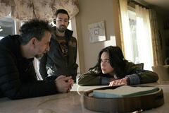 Adam Stein, Director Zach Lipovsky, e Kaitlyn Santa Juana come Stefani Reyes in Final Destination Bloodlines