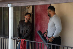 Mark Meachum (Jensen Ackles) e Luke Finau (Uli Latukefu) in Countdown - Stagione 1