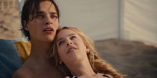 (S-D) Willem De Schryver come Alexander e Pommelien Thijs come Louise in Knokke Off 1x02