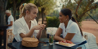 (S-D) Pommelien Thijs come Louise e Ayana Doucouré come Margaux in Knokke Off 1x05