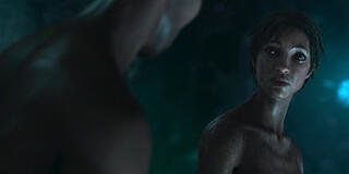 (S-D) Jason Winston George come Afriel e Rosario Dawson come Dr. Mirny in Love, Death & Robots 3x06