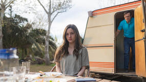 Ivana Baquero come Maje, Tristán Ulloa come Salva in La vedova nera