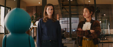 (S-D) Gemma (Allison Williams) e Tess (Jen Van Epps) in M3GAN 2.0