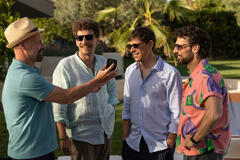 (S-D) Pietro Sermonti come Luigi, Maurizio Lastrico come Mattia, Matteo Martari come Massimo, Francesco Montanari come Riccardo in Maschi Veri 1x04