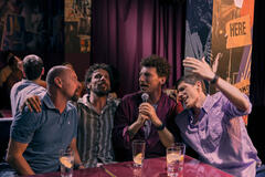 (S-D) Pietro Sermonti come Luigi, Francesco Montanari come Riccardo, Maurizio Lastrico come Mattia, Matteo Martari come Massimo in Maschi Veri 1x05