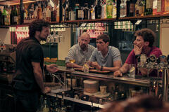 (S-D) Francesco Montanari come Riccardo, Pietro Sermonti come Luigi, Matteo Martari come Massimo, Maurizio Lastrico come Mattia in Maschi Veri 1x07