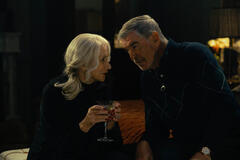 Helen Mirren e Pierce Brosnan in Mobland 1x01 - Immagine da episodio