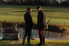 Tom Hardy e Pierce Brosnan in MobLand 1x02