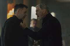 Pierce Brosnan (dx) in MobLand 1x06