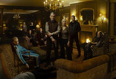 (S-D) Anson Boon come Eddie Harrigan, Joanne Froggatt come Jan Da Souza, Mandeep Dhillon come Seraphina Harrigan, Lara Pulver come Bella Harrigan, Paddy Considine come Kevin Harrigan, Pierce Brosnan come Conrad Harrigan, Helen Mirren come Maeve Harrigan, Tom Hardy come Harry Da Souza, e Daniel Betts come Brendan Harrigan in MobLand - Stagione 1