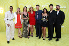 (S-D) Rish Shah, Ali Goodwin, Mary Beth Barone, Connie Britton, Benito Skinner, Wally Baram, Adam DiMarco, e Matt Dines partecipano alla proiezione e all'after-party di Overcompensating all'Hollywood Palladium il 14 maggio 2025 a Los Angeles, California.