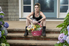 Meghann Fahy come Devon in Sirens 1x01
