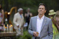 Kevin Bacon come Peter Kell in Sirens 1x02