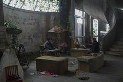 Young Mazino, Bella Ramsey in The Last of Us 2x07