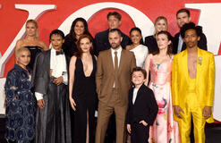 (S-D) B, Anna Camp, Tati Gabrielle, Natasha Behnam, Madeline Brewer, Tom Francis, Penn Badgley, Frankie DeMaio, Amy-Leigh Hickman, Elizabeth Lail, Charlotte Ritchie, Pete Ploszek e Griffin Matthews alla proiezione speciale di YOU - Stagione 5 NYC al Paris Theater il 23 aprile 2025 a New York